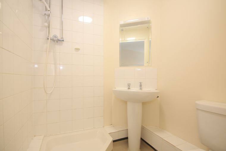 Room 1 bathroom